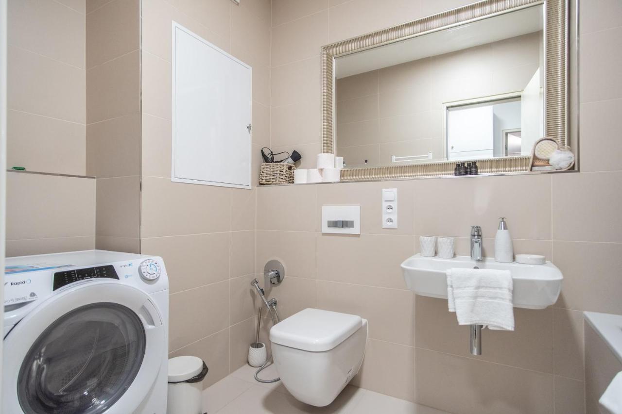 Apartment With Balcony Прага Екстериор снимка