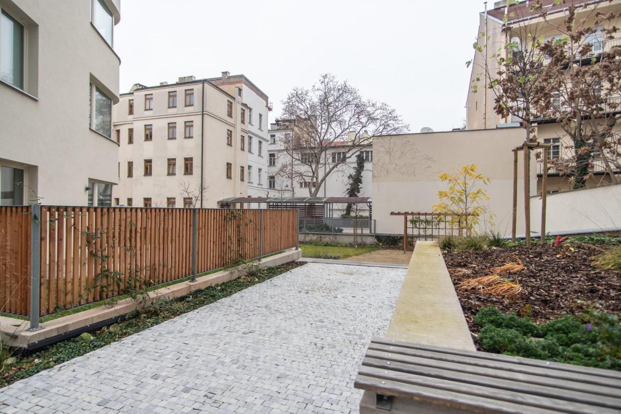 Apartment With Balcony Прага Екстериор снимка
